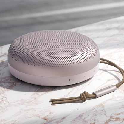 Bang & Olufsen Beosound A1 (2. Gen) – Kabelloser tragbarer IP67 wasserdichter Bluetooth-Lautsprecher mit 360-Grad-Sound, Alexa Voice Assistant & Speakerphone, 18 h Akkulaufzeit - Black Anthracite