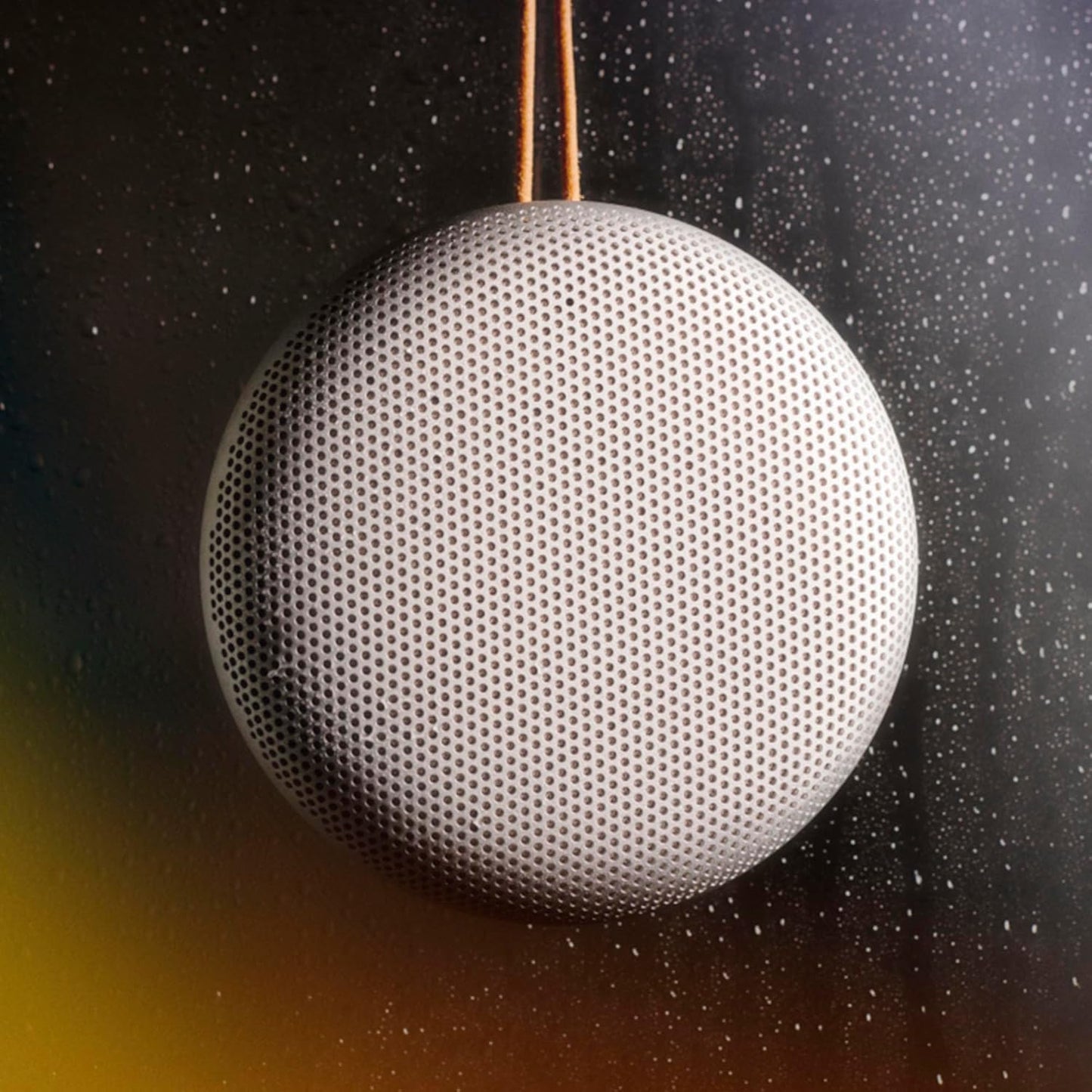 Bang & Olufsen Beosound A1 (2. Gen) – Kabelloser tragbarer IP67 wasserdichter Bluetooth-Lautsprecher mit 360-Grad-Sound, Alexa Voice Assistant & Speakerphone, 18 h Akkulaufzeit - Black Anthracite