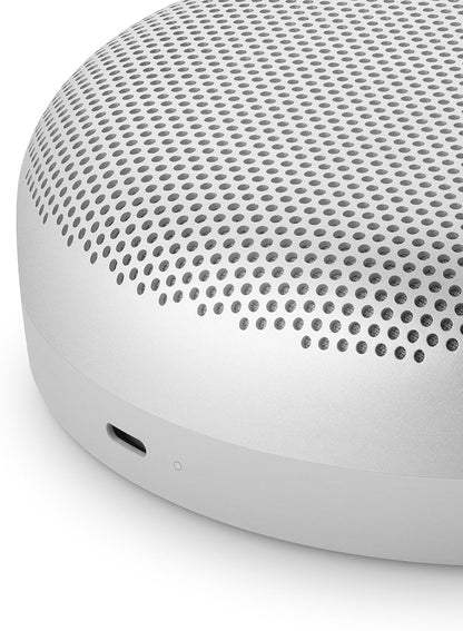 Bang & Olufsen Beosound A1 (2. Gen) – Kabelloser tragbarer IP67 wasserdichter Bluetooth-Lautsprecher mit 360-Grad-Sound, Alexa Voice Assistant & Speakerphone, 18 h Akkulaufzeit - Black Anthracite