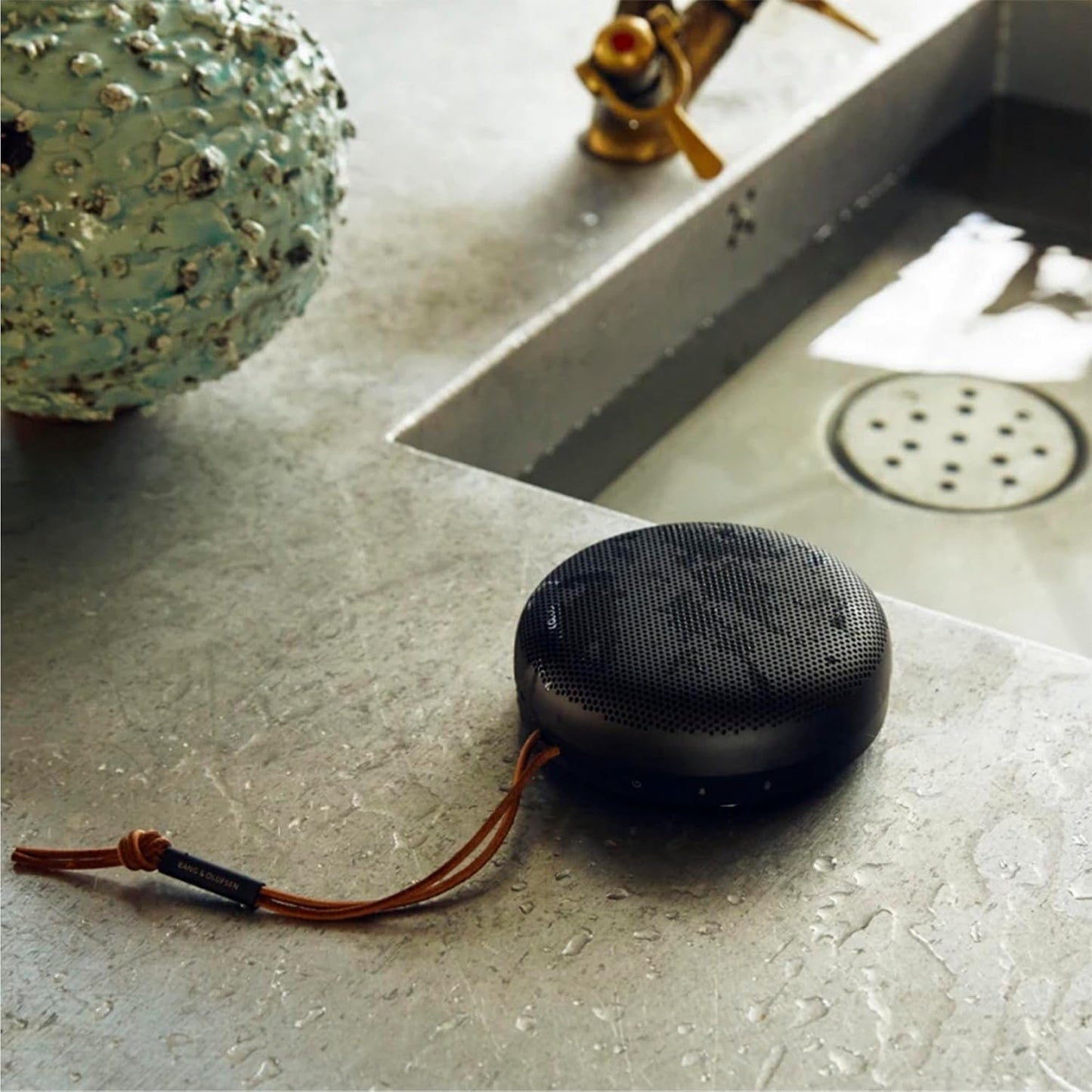 Bang & Olufsen Beosound A1 (2. Gen) – Kabelloser tragbarer IP67 wasserdichter Bluetooth-Lautsprecher mit 360-Grad-Sound, Alexa Voice Assistant & Speakerphone, 18 h Akkulaufzeit - Black Anthracite