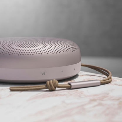 Bang & Olufsen Beosound A1 (2. Gen) – Kabelloser tragbarer IP67 wasserdichter Bluetooth-Lautsprecher mit 360-Grad-Sound, Alexa Voice Assistant & Speakerphone, 18 h Akkulaufzeit - Black Anthracite
