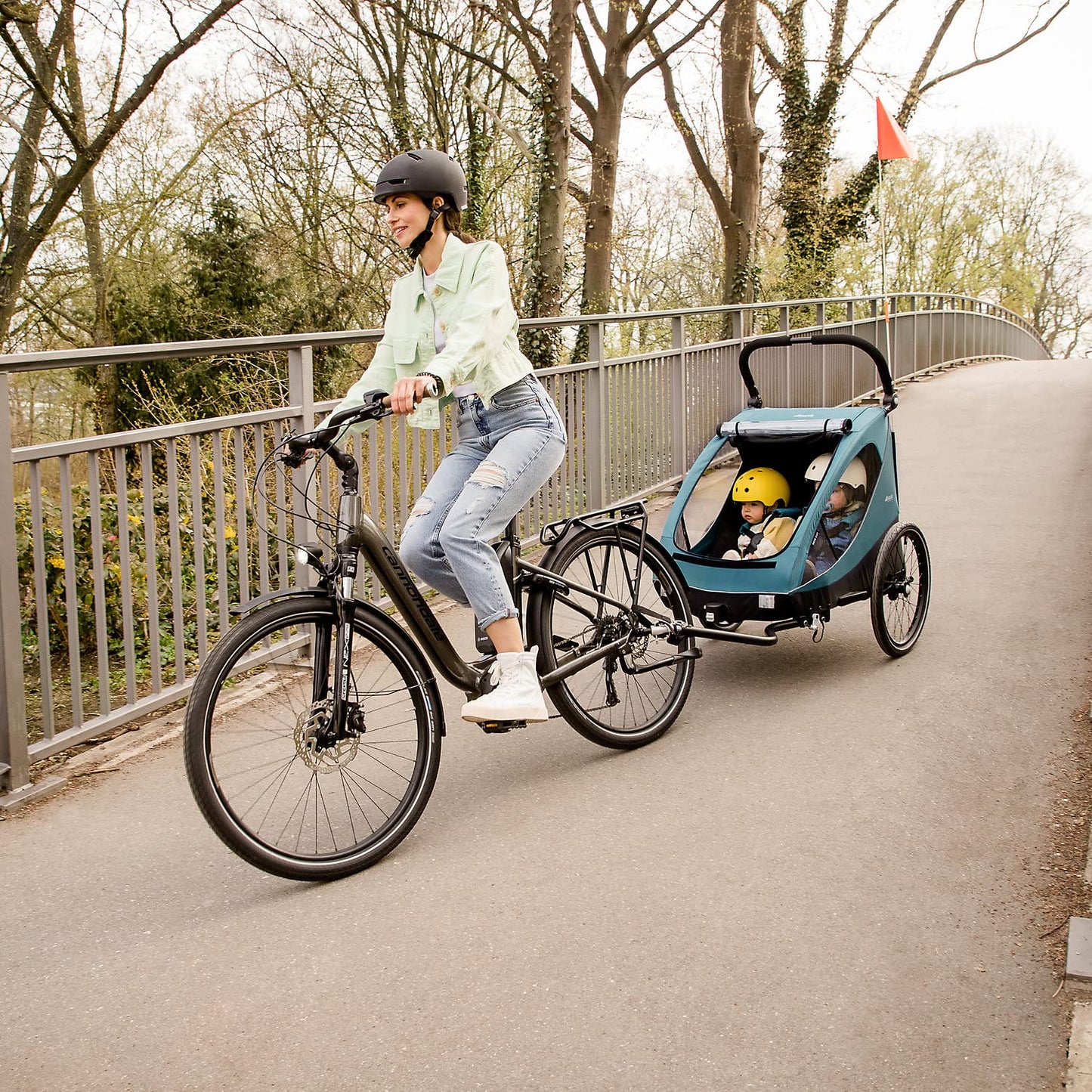 hauck Fahrradanhänger & Kinderwagen Dryk Duo Plus mit Federung, für 2 Kinder (6-48 Monate), inkl. Deichsel, Buggyrad, Fahne und LED Licht, Faltbar, Höhenverstellbar, XL Kofferaum (Dark Green)